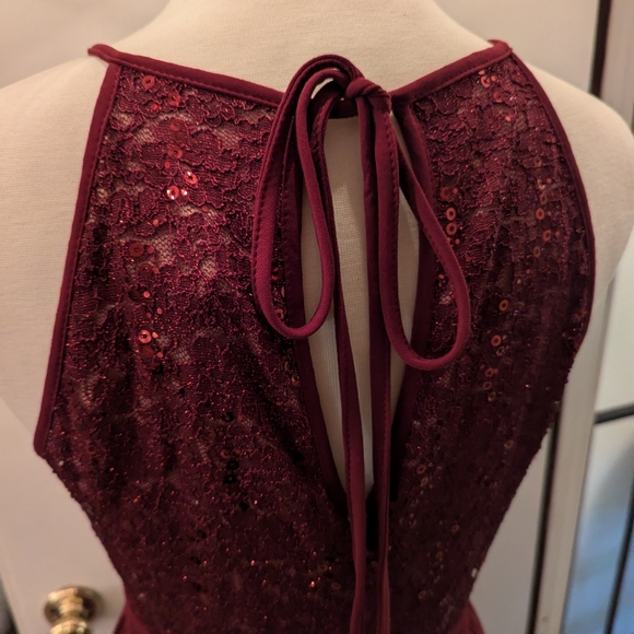 Gorgeous wine red gown - Picture 3 of 3